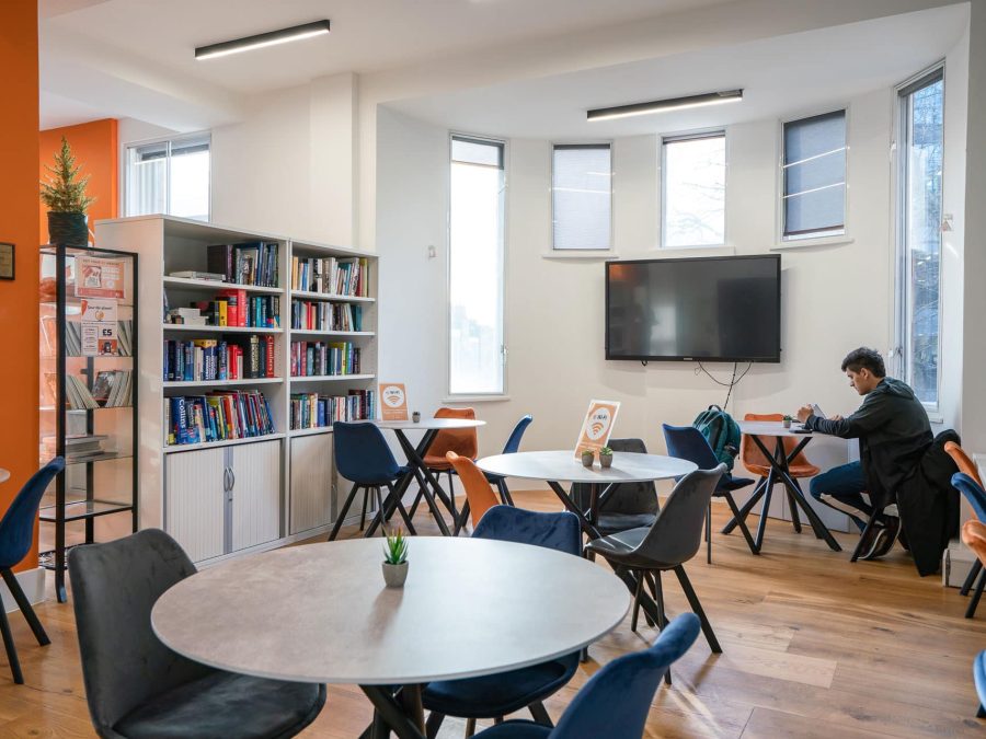 learn_english_london_school_reading_room.jpg